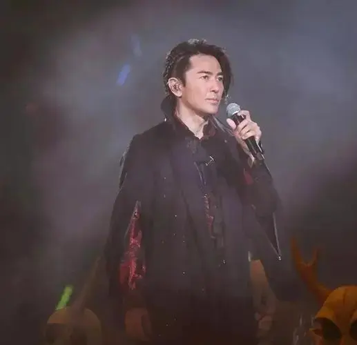 郑伊健演唱会妻子说日语引热议