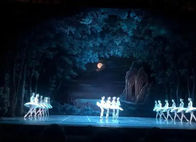 《天鹅湖》背后的故事与音乐