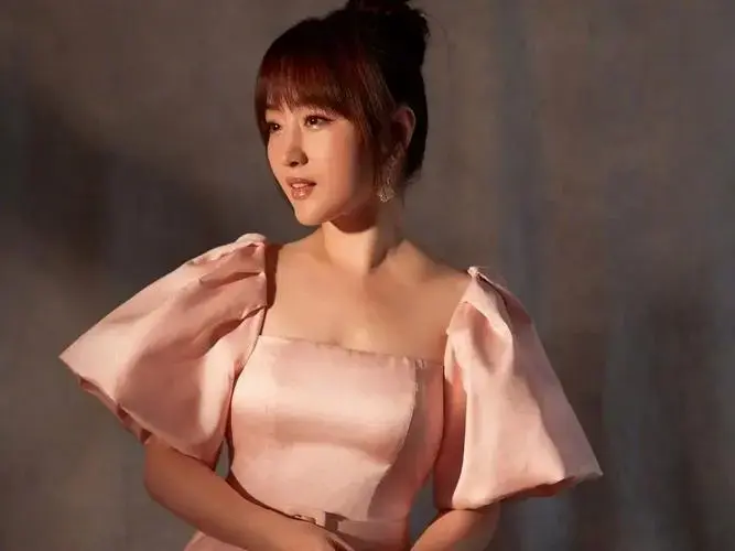 53岁杨钰莹依然宛如少女 唱歌视频突然爆火在网上刮起怀旧风