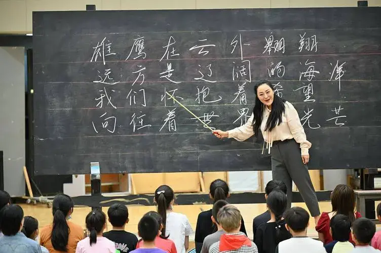 从《山村女教师》到《夏日彩虹》,变化不只是改名那么简单