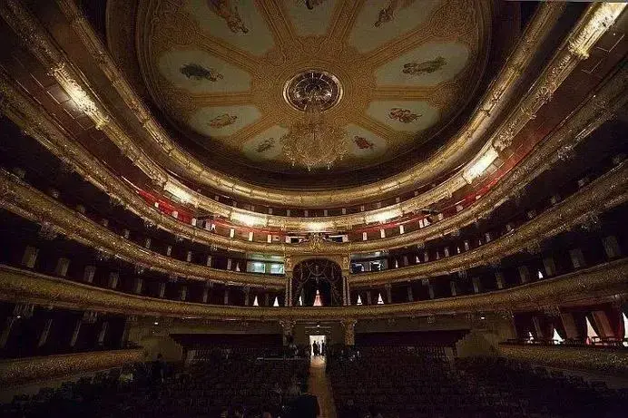 探访莫斯科大剧院:古典与现代的交汇点 🎭