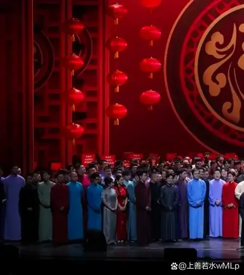 1月22日,德云社封箱演出,看了一下开场的画面,以前老听说德云社人多
