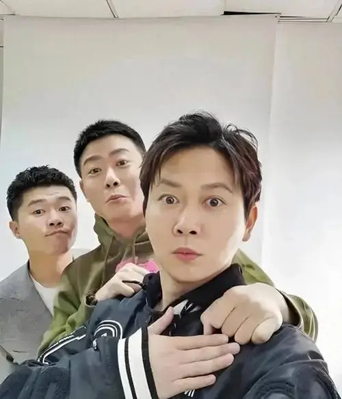 孟鹤堂的搭档是栾云平,他是德云社擅长传统相声的演员之一,尤其与高峰