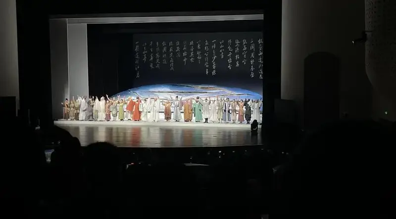 🎶 音乐剧《大江东去》以其动人的唱段和精美的舞美灯光,将观众带入