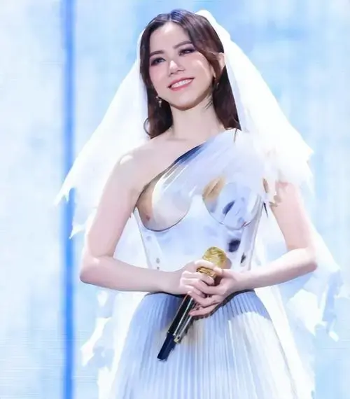 回顾邓紫棋:演唱会发挥很好,观众好评高,婚纱造型引热议!