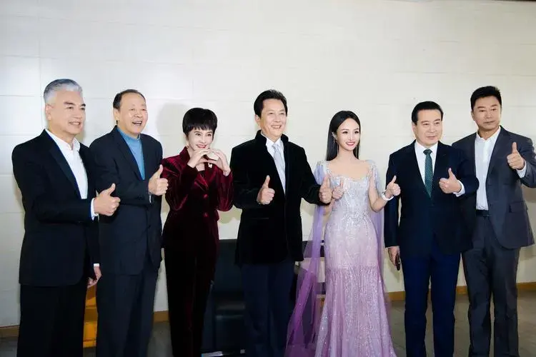 2024国剧盛典项亮月携众多老戏骨亮相红毯压轴登场