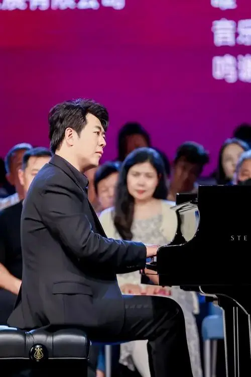 音乐会中,郎朗演绎了17首跨越浪漫主义与古典主义的经典作品,包括福雷