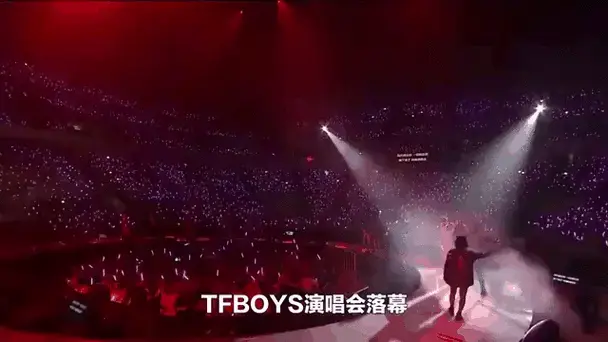 tfboys演唱会落幕,巨型蛋糕差点塌倒,网友调侃:时代峰峻预警!