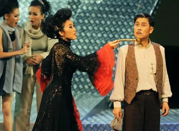 将西方话剧巨作《贵妇还乡》中国本土音乐剧的舞台,吴琼也首次出演