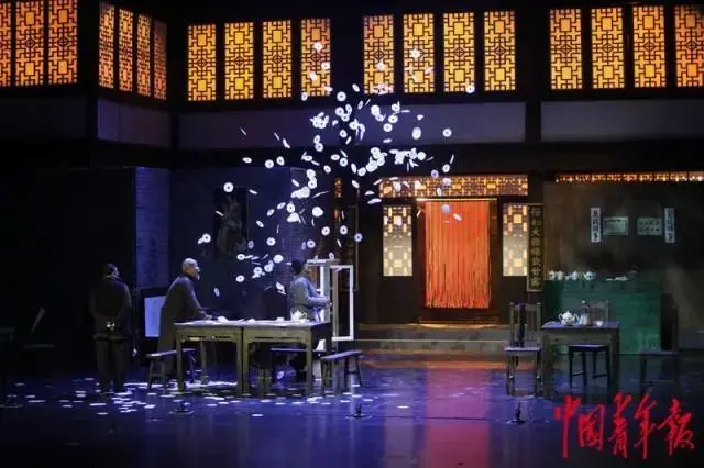 3月4日,北京国家话剧院,素人演员们正在演绎经典话剧《茶馆》.