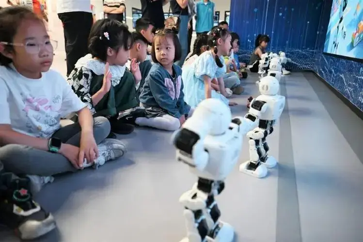 沉浸式体验,萌娃暴风吸入科技力!