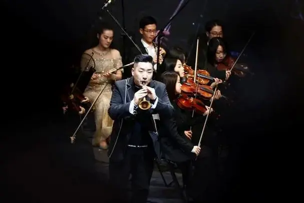 本次音乐会由钢琴家李玮捷导演,携手民乐,西洋乐,昆曲,评弹,音乐剧等