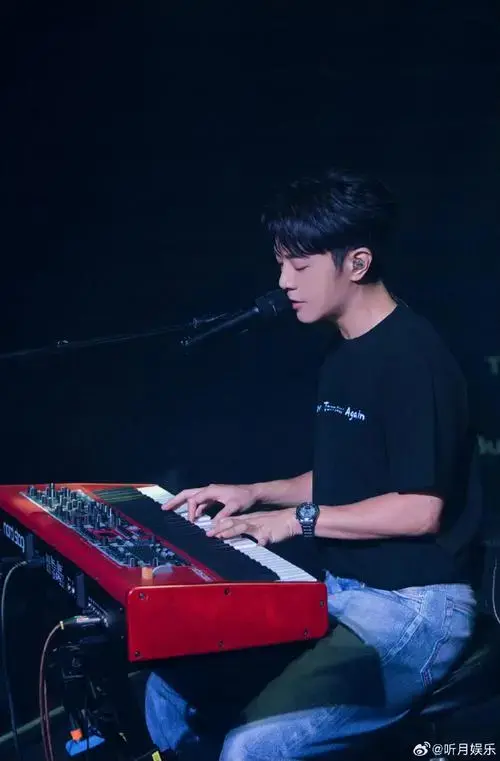 韦礼安演唱会现场氛围真的好松弛啊～ 和粉丝们聊天就像和朋友聊家常