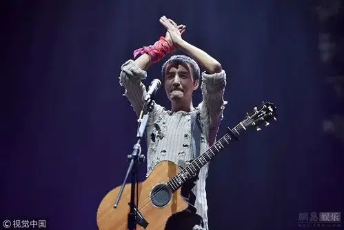 近万名歌迷齐聚现场,朴树为歌迷奉上了一场视听盛宴,演唱了《生如夏花