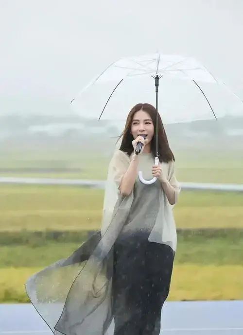 最近,田馥甄参加了一场音乐会,她的好朋友陈嘉桦和任家萱也特意赶来