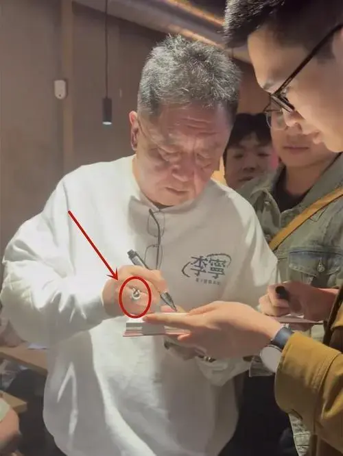 德云社演员西班牙聚餐,于谦给粉丝签名,宝石戒指被拍