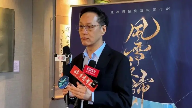 冯远征介绍北京人艺五一演出安排 现场推荐文创流沙冰箱贴