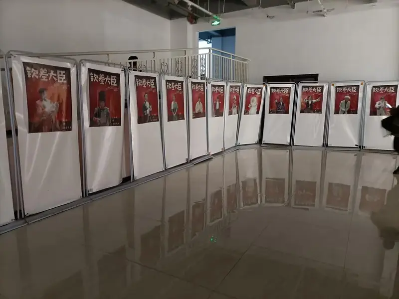 南影的演播厅里即将举行一场由21级戏剧表演班举办的《钦差大臣》话剧