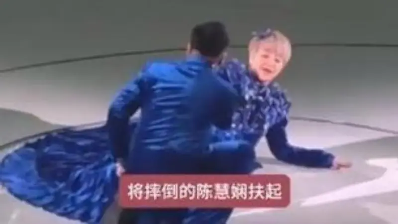 陈慧娴演唱会惊现意外摔倒,专业精神与幽默态度如何赢得满堂彩?