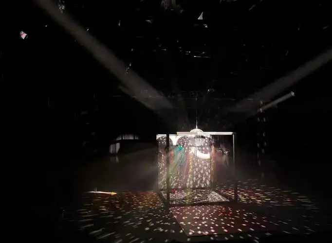 话剧《她没有看见我》舞台设计揭秘 🎭 话剧《她没有看见我》是一部