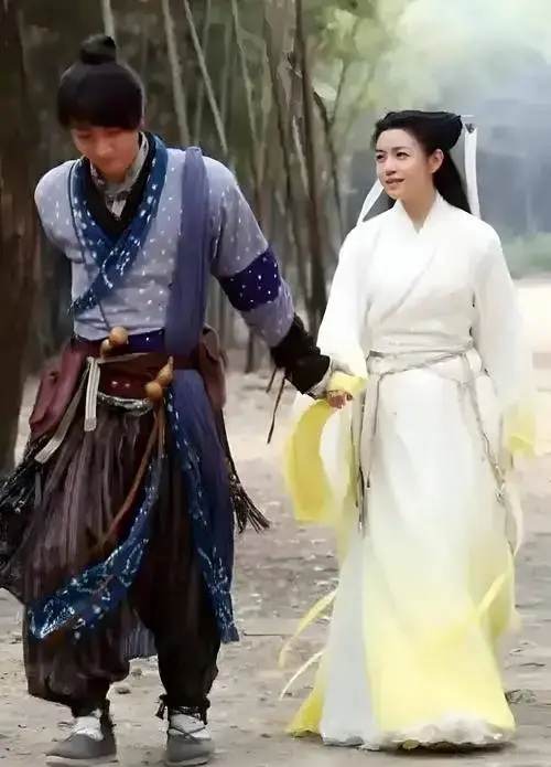 她现身何炅,黄磊的话剧演出,这是她离婚后的首次公开亮相.在话剧现场
