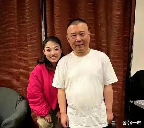 郭德纲和于谦在北京的演出,更是一票难求,掌声雷动.