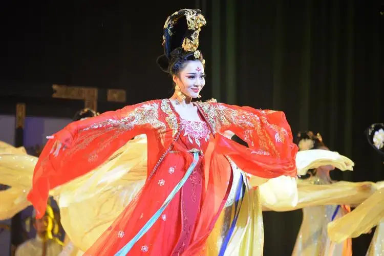 李白登台再现诗仙逸兴