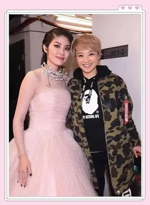 陈慧娴演唱会意外摔倒,网友热议 1月21日晚,香港红馆的舞台上,59岁的