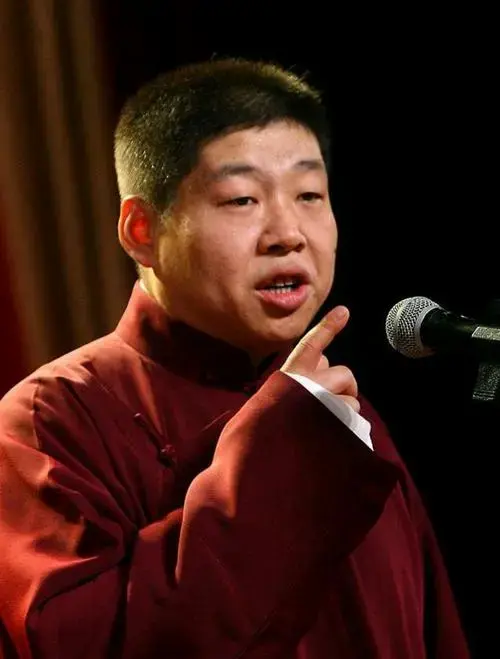 被徒弟李鹤彪拦在门外,因为相声社团内部是保密的,不能随便进,没想到