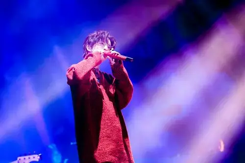 薛之谦一上场便引得粉丝尖叫不断,开场一曲《意外》让现场粉丝欲罢不