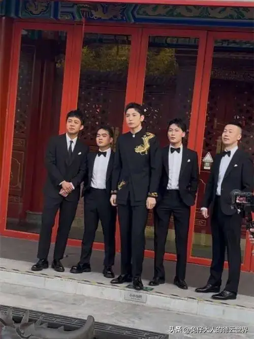 德云社王九龙大婚,伴郎团阵容曝光,全员黑色西装震撼全场