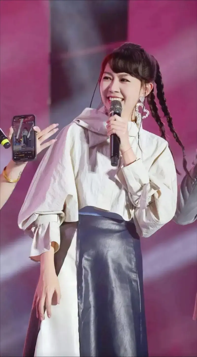 卓依婷2024年6月11号的演出,样子还是没变,歌声还是那么 - 抖音