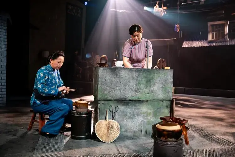 夏衍先生的经典话剧《上海屋檐下》以沉浸式演出的方式被重