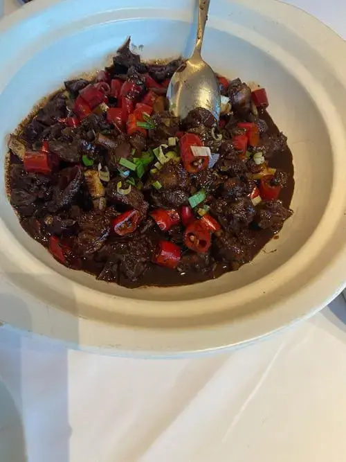 不是地板砖是地毯,座位空间很大,茶水有服务员续杯,没有水壶在餐桌上