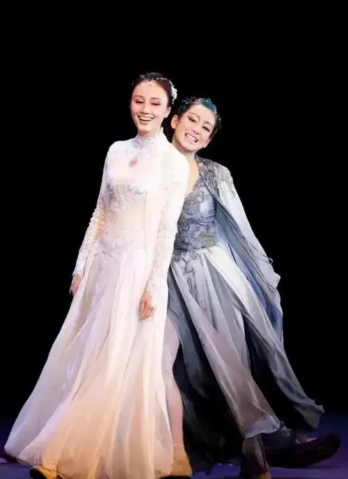秦海璐袁泉话剧版-青蛇,妩媚不够野蛮多余,更喜欢张曼玉版本的