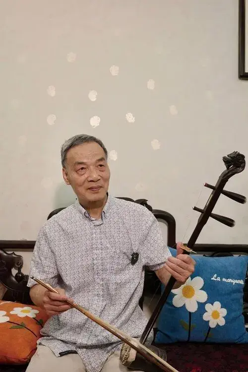 余其伟在客厅演奏高胡 图/刘宝洋