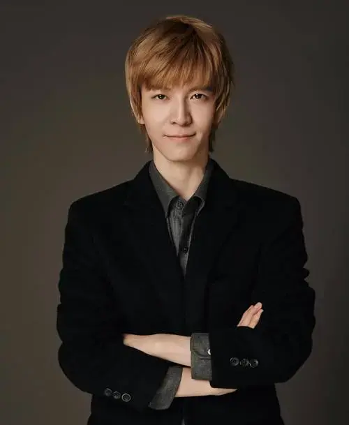 郭敬明晒《小时代》四姐妹聚会合照,郭碧婷成背景板!略显疲惫!