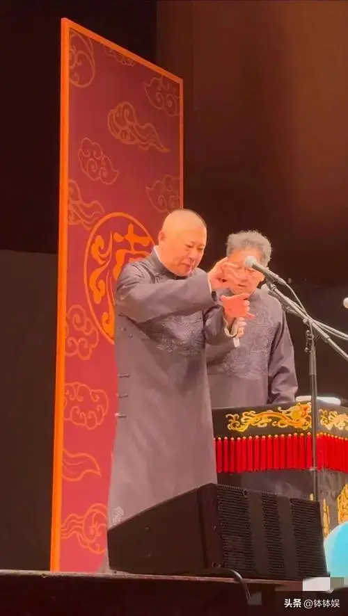 德云社日本横滨演出!剧场里面人气火爆,郭德纲签名环节被包围
