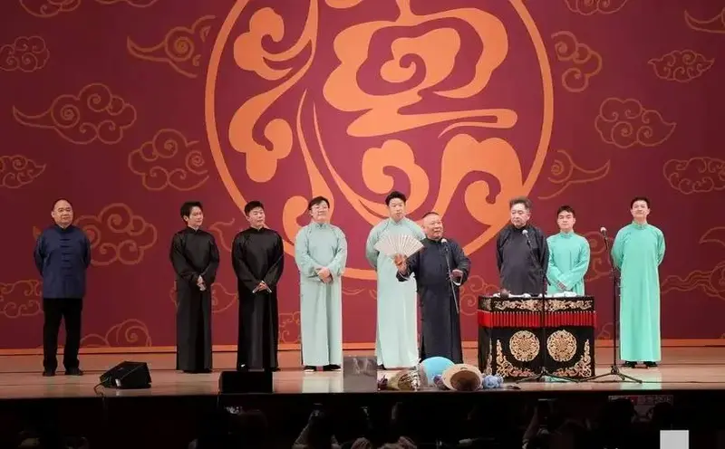 德云社横滨专场人气炸裂,郭德纲签名环节场面火爆.