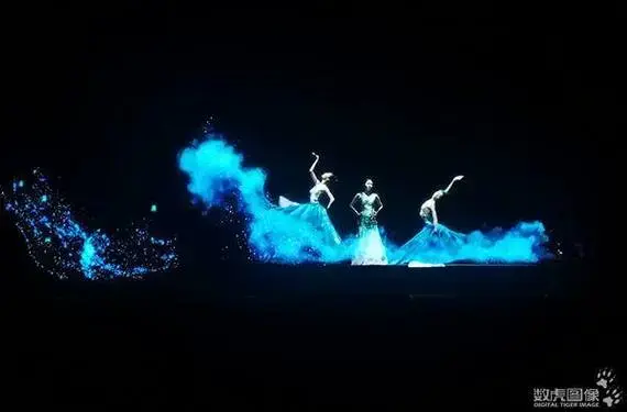 未来舞台的魔幻之旅:全息投影与纱幕投影的视觉盛宴
