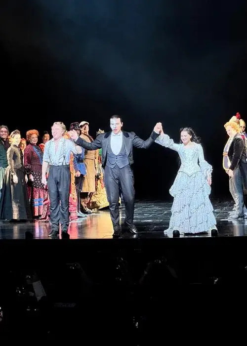 英文原版音乐剧《剧院魅影》,歌曲经典,演员唱得很棒,这都不用多说了.