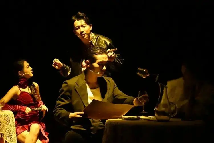 沉浸式爆笑悬疑戏剧《暗夜谍影2.0》首演成功_剧情_观众_舞蹈