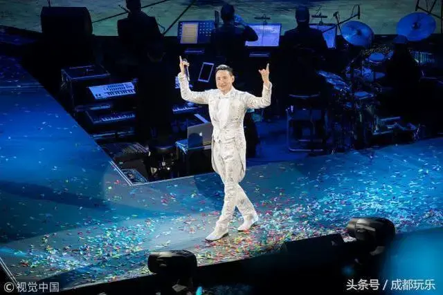 张学友南京演唱会现场 复古绅士造型登台展天王气场