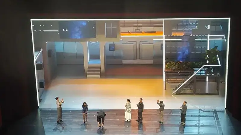 话剧《你好,疯子!》超越青春版 演员谢幕
