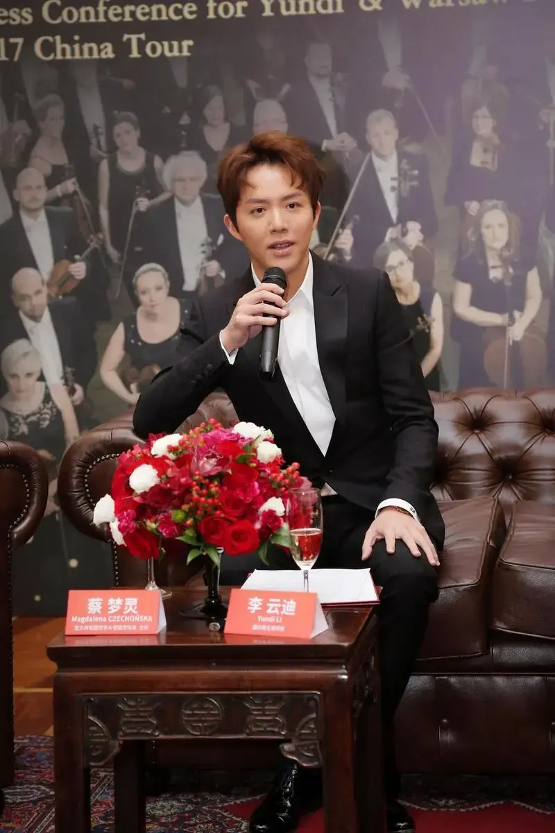 组图李云迪音乐会独奏兼指挥携华沙爱乐诠释纯正肖邦