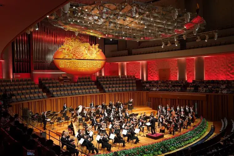 国家大剧院举行国庆72周年音乐会,首都各界模范代表观看演出
