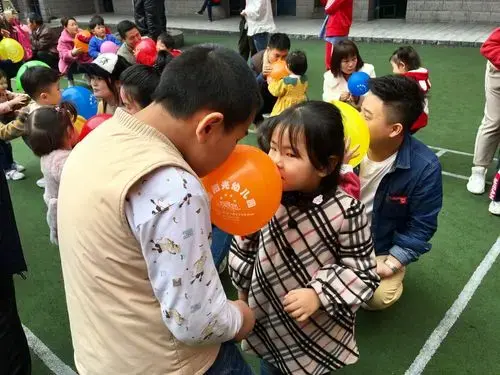金阳光幼儿园亲子趣味运动会的欢乐时光!