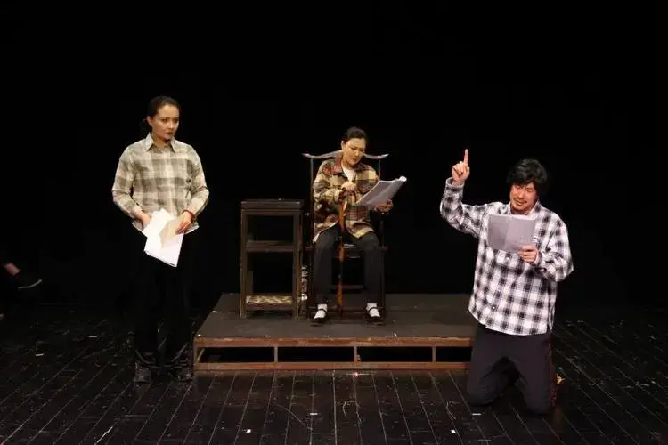 中青年演员合力演绎《红白喜事》_北京人艺_观众_角色