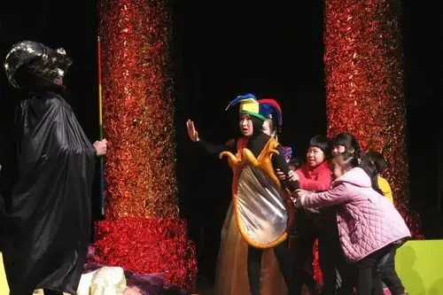 大型奇幻互动儿童剧《童话王国总动员》上周末在人民剧院浓情上演.
