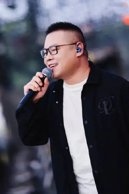 岳云鹏巡演定价1580元引热议:相声演员跨界开唱是追梦还是市场狂欢?